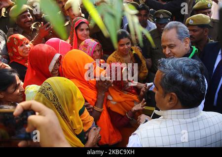 Rajasthan Chief Minister Ashok Ghelot interagieren mit den Menschen während der 57. Home Defense Foundation Day Feier in Jaipur, Rajasthan, Indien am 6. Dezember 2019. (Foto von Vishal Bhatnagar/NurPhoto) Stockfoto