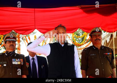 Rajasthan Chief Minister Ashok Ghelot nimmt Gruß während der 57. Home Defense Foundation Day Feier in Jaipur, Rajasthan, Indien am 6. Dezember 2019. (Foto von Vishal Bhatnagar/NurPhoto) Stockfoto