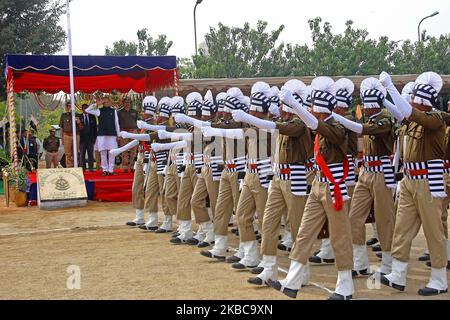 Rajasthan Chief Minister Ashok Ghelot nimmt Gruß während der 57. Home Defense Foundation Day Feier in Jaipur, Rajasthan, Indien am 6. Dezember 2019. (Foto von Vishal Bhatnagar/NurPhoto) Stockfoto