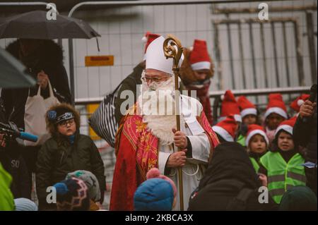 Nikolaus wird bei seiner Ankunft am 6. Dezember 2019 in Düsseldorf von Kindern begrüßt. Düsseldorf hat eine lange Tradition der Feier des St. Nikolaus Tag beginnt mit der Rheinschifffahrt des St. Nikolaus,. Nikolaus kommt am Rheinufer an und wird von Kindern aus Kindergärten begrüßt. Dann wird er mit seinen beiden Eseln Charly und Lilly und Jugend Blaskapelle besuchen St. Lambetus Basilika Kirche und Rathaus zu begleiten, dort Kinder erhalten Geschenke von Nicholmann. (Foto von Ying Tang/NurPhoto) Stockfoto