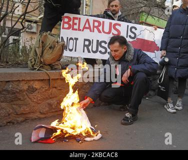 Während einer Kundgebung von belarussischen Bürgern und ukrainischen Aktivisten, die sie unterstützen, gegen die Integration von Belarus mit Russland, in der Nähe der Botschaft von Belarus in Kiew, Ukraine, am 07. Dezember 2019, brannte ein Protestor die russische Flagge. Der russische Präsident Wladimir Putin und der weißrussische Präsident Alexander Lukaschenko diskutieren laut Medienberichten bei einem Treffen in Sotschi am 7. Dezember 2019 über Integration und Gas. (Foto von STR/NurPhoto) Stockfoto