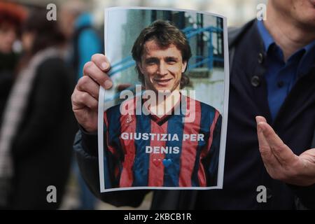 Ein Fan von Cosenza Calcio zeigt Plakate vor dem Gericht von Cosenza während des Protestes "Wahrheit für Denis Bergamini" in Cosenza, Italien, am 7. Dezember 2019. Fans von Cosenza Calcio und gewöhnliche Bürger protestieren vor dem Gericht von Cosenza, nachdem der Staatsanwalt von Castrovillari Facciolla an einen anderen Ort verlegt wurde. Facciolla stand kurz vor dem Abschluss der Ermittlungen wegen des Todes des jungen Fußballers Denis Bergamini, der am 18. November 1989 in Roseto Capo Spulico (CS) tot aufgefunden wurde. Denis Schwester Donata kämpft seit Jahren um die Wahrheit. (Foto von Andrea Pirri Stockfoto