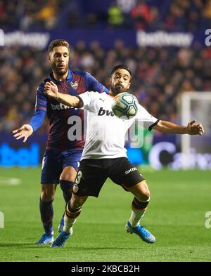 Ruben Rochina aus Levante und Jaume Costa aus Valencia während des La Liga Santander-Spiels zwischen Levante und Valencia CF im Estadio Ciutat de Valencia am 7. Dezember 2019 in Valencia, Spanien (Foto: Maria Jose Segovia/NurPhoto) Stockfoto