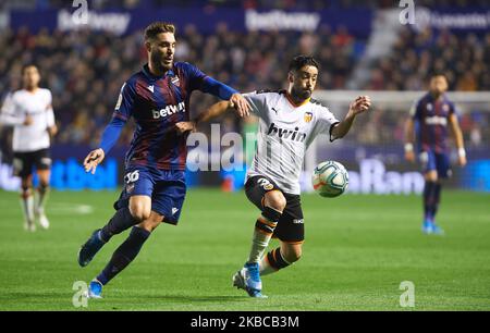 Ruben Rochina aus Levante und Jaume Costa aus Valencia während des La Liga Santander-Spiels zwischen Levante und Valencia CF im Estadio Ciutat de Valencia am 7. Dezember 2019 in Valencia, Spanien (Foto: Maria Jose Segovia/NurPhoto) Stockfoto