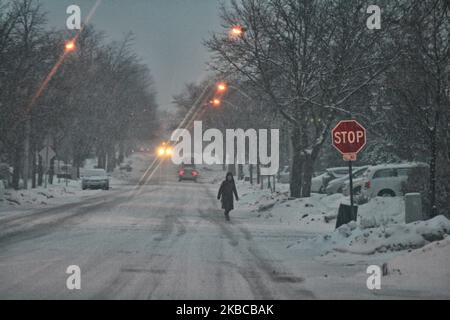 Am 06. Dezember 2019 traf ein massiver Schneesturm in Toronto, Ontario, Kanada. Der Sturm ließ 10 Zentimeter Schnee über den Großraum Toronto fallen und verursachte zahlreiche Fahrzeugunfälle in der Stadt während des morgendlichen Pendelfluges. (Foto von Creative Touch Imaging Ltd./NurPhoto) Stockfoto