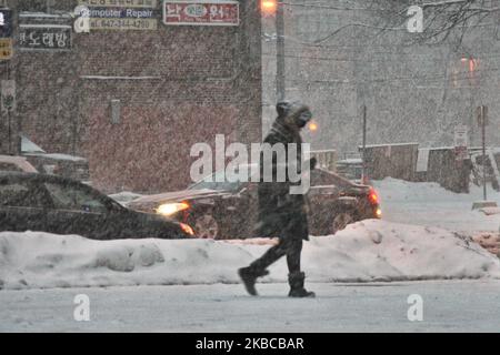 Am 06. Dezember 2019 traf ein massiver Schneesturm in Toronto, Ontario, Kanada. Der Sturm ließ 10 Zentimeter Schnee über den Großraum Toronto fallen und verursachte zahlreiche Fahrzeugunfälle in der Stadt während des morgendlichen Pendelfluges. (Foto von Creative Touch Imaging Ltd./NurPhoto) Stockfoto