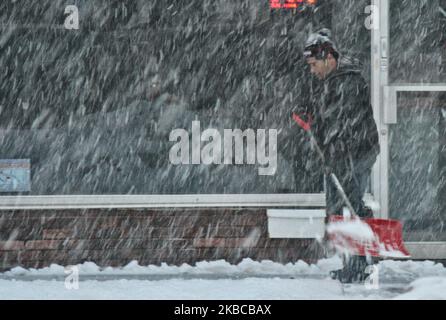 Am 06. Dezember 2019 schaufelt der Mensch Schnee, als ein massiver Schneesturm Toronto, Ontario, Kanada, traf. Der Sturm ließ 10 Zentimeter Schnee über den Großraum Toronto fallen und verursachte zahlreiche Fahrzeugunfälle in der Stadt während des morgendlichen Pendelfluges. (Foto von Creative Touch Imaging Ltd./NurPhoto) Stockfoto