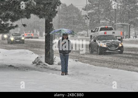 Am 06. Dezember 2019 traf ein massiver Schneesturm in Toronto, Ontario, Kanada. Der Sturm ließ 10 Zentimeter Schnee über den Großraum Toronto fallen und verursachte zahlreiche Fahrzeugunfälle in der Stadt während des morgendlichen Pendelfluges. (Foto von Creative Touch Imaging Ltd./NurPhoto) Stockfoto