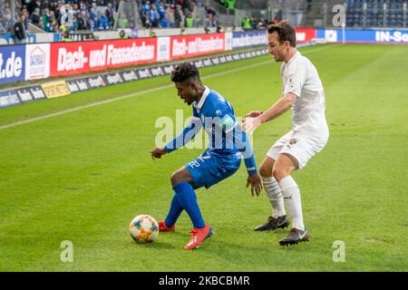 Manfred Osei Kwadwo von 1. Der FC Magdeburg kämpft am 3 gegen Peter Kurzweg vom FC Ingolstadt um den Ball. Bundesliga-Spiel zwischen 1. FC Magdeburg und FC Ingolstadt in der MDCC-Arena am 07. Dezember 2019 in Magdeburg. (Foto von Peter Niedung/NurPhoto) Stockfoto