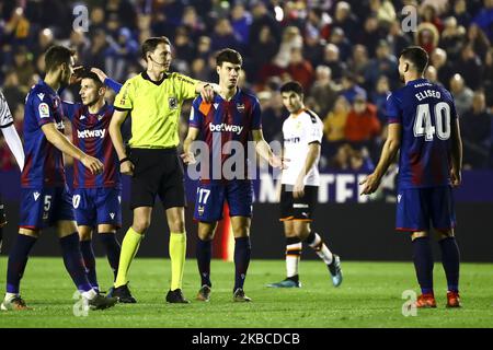 Der Schiedsrichter von Medie Jimenez zeigt Eliseo Falcon von Levante UD während des spanischen La Liga-Spiels zwischen Levante UD und Valencia CF am 7. Dezember 2019 im Stadion Ciutat de Valencia die rote Karte. (Foto von Jose Miguel Fernandez/NurPhoto) Stockfoto