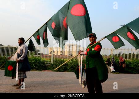 Der Händler in Bangladesch verkauft während des Victory Month vor dem Nationalparlament in Dhaka, Bangladesch, am 08. Dezember 2019 die Nationalflagge. Bangladesch gewann die Unabhängigkeit von Pakistan nach einem bitteren neunmonatigen Krieg im Jahr 1971 unter Führung des Gründers des Landes, Sheikh Mujibur Rahman, der jedes Jahr am 16. Dezember gefeiert wird. (Foto von Mamunur Rashid/NurPhoto) Stockfoto