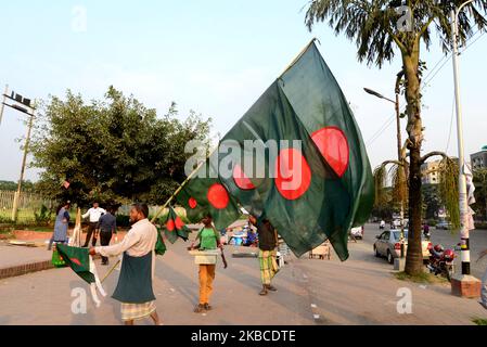 Der Händler in Bangladesch verkauft während des Victory Month vor dem Nationalparlament in Dhaka, Bangladesch, am 08. Dezember 2019 die Nationalflagge. Bangladesch gewann die Unabhängigkeit von Pakistan nach einem bitteren neunmonatigen Krieg im Jahr 1971 unter Führung des Gründers des Landes, Sheikh Mujibur Rahman, der jedes Jahr am 16. Dezember gefeiert wird. (Foto von Mamunur Rashid/NurPhoto) Stockfoto