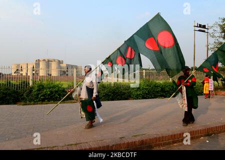 Der Händler in Bangladesch verkauft während des Victory Month vor dem Nationalparlament in Dhaka, Bangladesch, am 08. Dezember 2019 die Nationalflagge. Bangladesch gewann die Unabhängigkeit von Pakistan nach einem bitteren neunmonatigen Krieg im Jahr 1971 unter Führung des Gründers des Landes, Sheikh Mujibur Rahman, der jedes Jahr am 16. Dezember gefeiert wird. (Foto von Mamunur Rashid/NurPhoto) Stockfoto