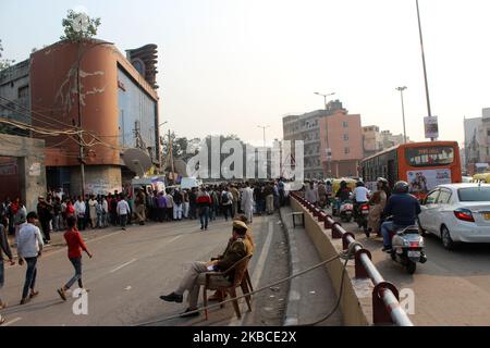 Am 8. Dezember 2019 in Neu-Delhi, Indien, brach in den frühen Morgenstunden in einer Kunststofffabrik ein Feuer aus, um sich in der Gegend von Anaj Mandi in der Nähe der Rani Jhansi Road zu versammeln. Das Feuerwehrpersonal zog während der Rettungsaktion 63 Personen aus dem 4-stöckigen Gebäude, während bis zur letzten Aktualisierung 43 Kausalitäten gemeldet wurden. (Foto von Mayank Makhija/NurPhoto) Stockfoto