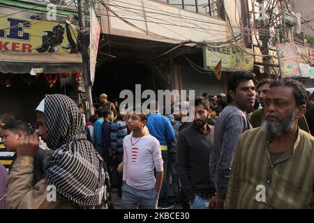 Am 8. Dezember 2019 in Neu-Delhi, Indien, brach in den frühen Morgenstunden in einer Kunststofffabrik ein Feuer aus, um sich in der Gegend von Anaj Mandi in der Nähe der Rani Jhansi Road zu versammeln. Das Feuerwehrpersonal zog während der Rettungsaktion 63 Personen aus dem 4-stöckigen Gebäude, während bis zur letzten Aktualisierung 43 Kausalitäten gemeldet wurden. (Foto von Mayank Makhija/NurPhoto) Stockfoto