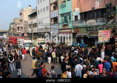 Am 8. Dezember 2019 in Neu-Delhi, Indien, brach in den frühen Morgenstunden in einer Kunststofffabrik ein Feuer aus, um sich in der Gegend von Anaj Mandi in der Nähe der Rani Jhansi Road zu versammeln. Das Feuerwehrpersonal zog während der Rettungsaktion 63 Personen aus dem 4-stöckigen Gebäude, während bis zur letzten Aktualisierung 43 Kausalitäten gemeldet wurden. (Foto von Mayank Makhija/NurPhoto) Stockfoto