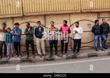 Am 8. Dezember 2019 in Neu-Delhi, Indien, brach in den frühen Morgenstunden in einer Kunststofffabrik ein Feuer aus, um sich in der Gegend von Anaj Mandi in der Nähe der Rani Jhansi Road zu versammeln. Das Feuerwehrpersonal zog während der Rettungsaktion 63 Personen aus dem 4-stöckigen Gebäude, während bis zur letzten Aktualisierung 43 Kausalitäten gemeldet wurden. (Foto von Mayank Makhija/NurPhoto) Stockfoto