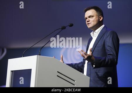 Szymon Holownia hält eine Rede während des Open Eyes Economy Summit im ICE Krakow Congress Center in Krakau, Polen, am 20. November 2019. Der 43-jährige Fernsehmoderator und Schriftsteller, der für seine katholische Meinung bekannt ist, kündigte am Sonntag, den 8.. Dezember 2019, an, dass er bei den Wahlen im nächsten Jahr als unabhängiger Kandidat für das Amt des polnischen Präsidenten kandidieren wird. (Foto von Beata Zawrzel/NurPhoto) Stockfoto