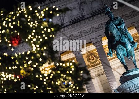 Allgemeine Atmosphäre während der Einweihung der Beleuchtung von Spelacchio gesponsert von Netflix in Rom, Italien, am 8. Dezember 2019. Die Jungen der Schule des Chors des Opernhauses von Rom haben aus diesem Anlass Weihnachtslieder gesungen. Tausende von Menschen haben heute seit dem späten Nachmittag die Piazza Venezia besetzt, um an der Beleuchtungszeremonie des Weihnachtsbaums teilzunehmen, der jetzt für zwei Jahre in „Spelacchio“ umbenannt wurde. Gleichzeitig waren auch die Lichter in der Via del Corso an. Bis zum 6. Januar bleibt der Baum 24 Stunden am Tag beleuchtet. (Foto von Andrea Ronchini/NurPhoto) Stockfoto