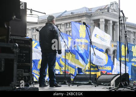 Der ehemalige ukrainische Präsident Petro Poroschenko spricht am 08. Dezember 2019 auf dem Unabhängigkeitsplatz in Kiew, Ukraine, für Präsident Wolodymyr Zelensky bei einer Kundgebung mit dem Titel „Rote Linien“. (Foto von Maxym Marusenko/NurPhoto) Stockfoto