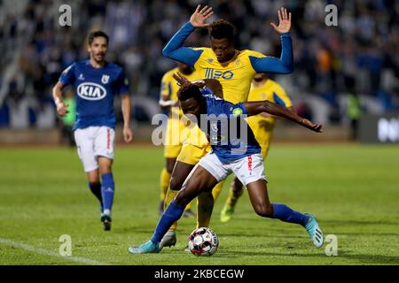 Chima von Belenenses SAD (vorne) verspielt sich mit Ze Luis vom FC Porto während des Fußballspiels der Portugiesischen Liga zwischen Belenenses SAD und dem FC Porto am 8. Dezember 2019 im Jamor-Stadion in Oeiras, Portugal. (Foto von Pedro FiÃºza/NurPhoto) Stockfoto