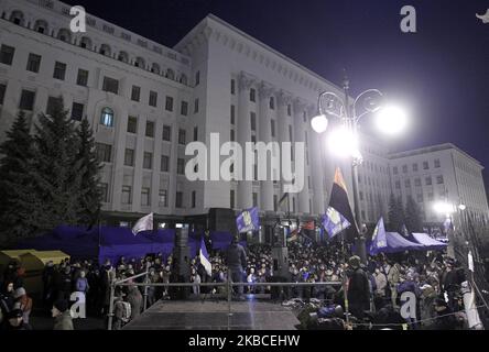 Ukrainer nehmen am 08. Dezember 2019 am Vorabend des Gipfels im Normandy Format, der am 9. dezember in Paris stattfinden wird, an einer Kundgebung in der Nähe des Büros von Präsident Wolodymyr Zelensky in Kiew, Ukraine, Teil. Die Demonstranten planen, für ihre Kundgebung in der Nähe des Präsidialamtes für die Nacht und den nächsten Tag zu bleiben, bis sie die Ergebnisse des Treffens der Führer der vier Führer der Normandie erhalten, wie sie sagten. Am Vorabend des Gipfels der vier führenden Politiker der Normandie in Paris veranstalten die Ukrainer eine Kundgebung, um den ukrainischen Präsidenten Wolodymyr Zelensky an die sogenannten „roten Linien“ zu erinnern, wie Medien berichteten. Das Treffen von Normand Stockfoto