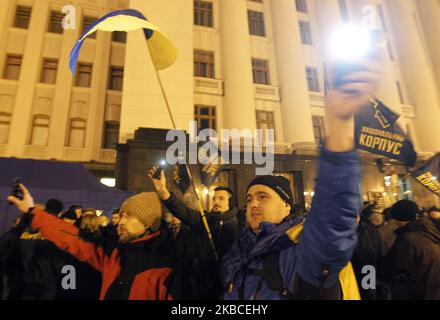 Ukrainer nehmen am 08. Dezember 2019 am Vorabend des Gipfels im Normandy Format, der am 9. dezember in Paris stattfinden wird, an einer Kundgebung in der Nähe des Büros von Präsident Wolodymyr Zelensky in Kiew, Ukraine, Teil. Die Demonstranten planen, für ihre Kundgebung in der Nähe des Präsidialamtes für die Nacht und den nächsten Tag zu bleiben, bis sie die Ergebnisse des Treffens der Führer der vier Führer der Normandie erhalten, wie sie sagten. Am Vorabend des Gipfels der vier führenden Politiker der Normandie in Paris veranstalten die Ukrainer eine Kundgebung, um den ukrainischen Präsidenten Wolodymyr Zelensky an die sogenannten „roten Linien“ zu erinnern, wie Medien berichteten. Das Treffen von Normand Stockfoto