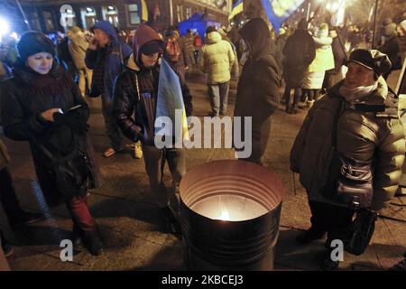 Ukrainer nehmen am 08. Dezember 2019 am Vorabend des Gipfels im Normandy Format, der am 9. dezember in Paris stattfinden wird, an einer Kundgebung in der Nähe des Büros von Präsident Wolodymyr Zelensky in Kiew, Ukraine, Teil. Die Demonstranten planen, für ihre Kundgebung in der Nähe des Präsidialamtes für die Nacht und den nächsten Tag zu bleiben, bis sie die Ergebnisse des Treffens der Führer der vier Führer der Normandie erhalten, wie sie sagten. Am Vorabend des Gipfels der vier führenden Politiker der Normandie in Paris veranstalten die Ukrainer eine Kundgebung, um den ukrainischen Präsidenten Wolodymyr Zelensky an die sogenannten „roten Linien“ zu erinnern, wie Medien berichteten. Das Treffen von Normand Stockfoto