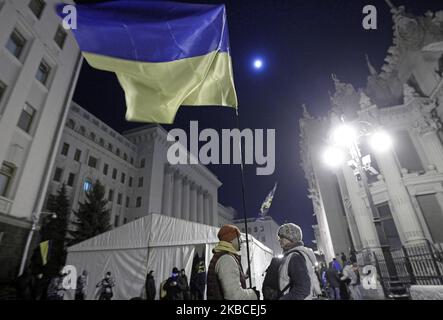 Ukrainer nehmen am 08. Dezember 2019 am Vorabend des Gipfels im Normandy Format, der am 9. dezember in Paris stattfinden wird, an einer Kundgebung in der Nähe des Büros von Präsident Wolodymyr Zelensky in Kiew, Ukraine, Teil. Die Demonstranten planen, für ihre Kundgebung in der Nähe des Präsidialamtes für die Nacht und den nächsten Tag zu bleiben, bis sie die Ergebnisse des Treffens der Führer der vier Führer der Normandie erhalten, wie sie sagten. Am Vorabend des Gipfels der vier führenden Politiker der Normandie in Paris veranstalten die Ukrainer eine Kundgebung, um den ukrainischen Präsidenten Wolodymyr Zelensky an die sogenannten „roten Linien“ zu erinnern, wie Medien berichteten. Das Treffen von Normand Stockfoto