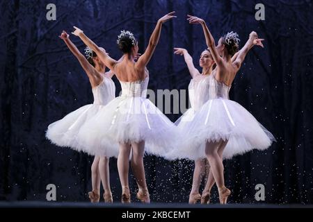 Tänzer während der Performance El cascanueces (der Nussknacker) der Nationalen Tanzkompanie Spaniens im Theater de la Zarzuela de Madrid. 8. Dezember 2019 Spanien. (Foto von Oscar Gonzalez/NurPhoto) Stockfoto