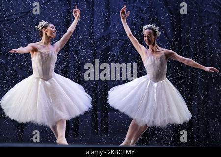 Tänzer während der Performance El cascanueces (der Nussknacker) der Nationalen Tanzkompanie Spaniens im Theater de la Zarzuela de Madrid. 8. Dezember 2019 Spanien. (Foto von Oscar Gonzalez/NurPhoto) Stockfoto