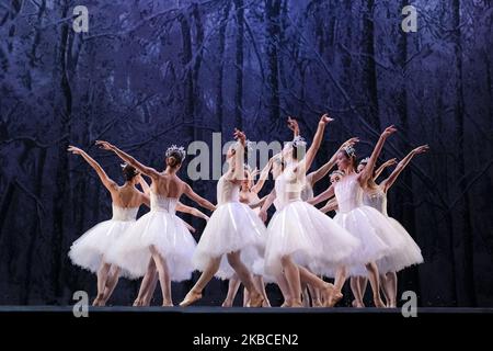 Tänzer während der Performance El cascanueces (der Nussknacker) der Nationalen Tanzkompanie Spaniens im Theater de la Zarzuela de Madrid. 8. Dezember 2019 Spanien. (Foto von Oscar Gonzalez/NurPhoto) Stockfoto