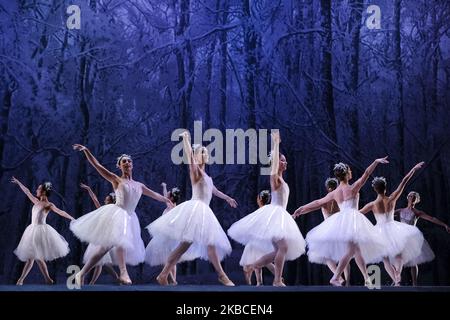 Tänzer während der Performance El cascanueces (der Nussknacker) der Nationalen Tanzkompanie Spaniens im Theater de la Zarzuela de Madrid. 8. Dezember 2019 Spanien. (Foto von Oscar Gonzalez/NurPhoto) Stockfoto