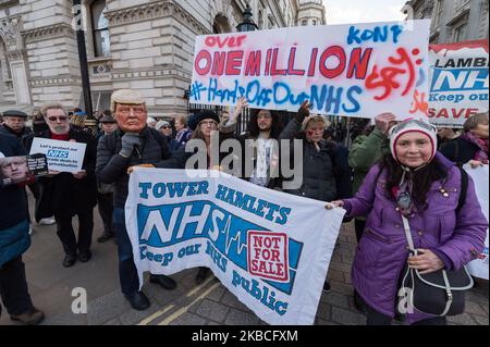 Ein Demonstranten, der eine Maske von Donald Trump trägt, zusammen mit Aktivisten, die den öffentlichen Protest des National Health Service (NHS) vor der Downing Street im Zentrum von London halten. Über 1 Millionen Menschen unterzeichneten am 09. Dezember 2019 in London, England, eine Petition, in der gefordert wird, dass der NHS von jeglichen Handelsabkommen nach dem Brexit ausgeschlossen wird. (Foto von Wiktor Szymanowicz/NurPhoto) Stockfoto