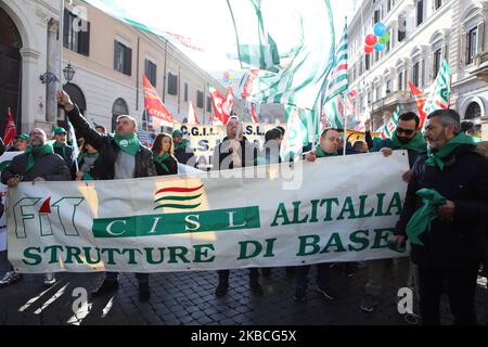 Hunderte ehemalige Ilva-Arbeiter aus Taranto protestieren am 10. September 2019 auf der Piazza Santi Apostoli in Rom, Italien. Ziel ist es, vor dem 20. Dezember, dem Tag der nächsten Gerichtsverhandlung in Mailand, eine Einigung mit Arcelor Mittal zu erzielen. (Foto von Andrea Pirri/NurPhoto) Stockfoto