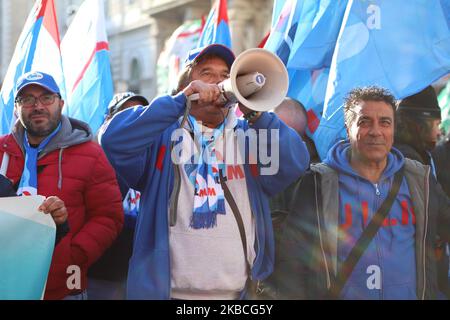 Hunderte ehemalige Ilva-Arbeiter aus Taranto protestieren am 10. September 2019 auf der Piazza Santi Apostoli in Rom, Italien. Ziel ist es, vor dem 20. Dezember, dem Tag der nächsten Gerichtsverhandlung in Mailand, eine Einigung mit Arcelor Mittal zu erzielen. (Foto von Andrea Pirri/NurPhoto) Stockfoto