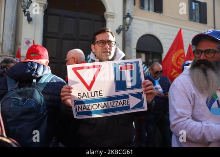 Hunderte ehemalige Ilva-Arbeiter aus Taranto protestieren am 10. September 2019 auf der Piazza Santi Apostoli in Rom, Italien. Ziel ist es, vor dem 20. Dezember, dem Tag der nächsten Gerichtsverhandlung in Mailand, eine Einigung mit Arcelor Mittal zu erzielen. (Foto von Andrea Pirri/NurPhoto) Stockfoto