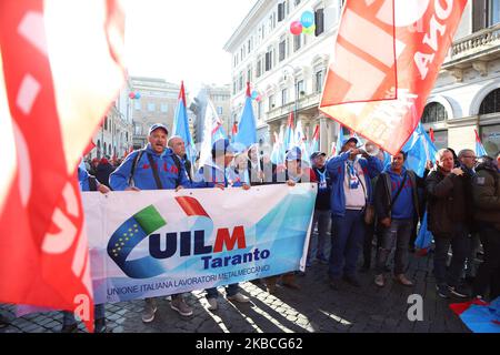 Hunderte ehemalige Ilva-Arbeiter aus Taranto protestieren am 10. September 2019 auf der Piazza Santi Apostoli in Rom, Italien. Ziel ist es, vor dem 20. Dezember, dem Tag der nächsten Gerichtsverhandlung in Mailand, eine Einigung mit Arcelor Mittal zu erzielen. (Foto von Andrea Pirri/NurPhoto) Stockfoto