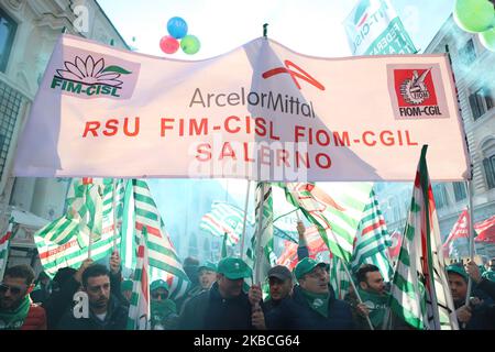 Hunderte ehemalige Ilva-Arbeiter aus Taranto protestieren am 10. September 2019 auf der Piazza Santi Apostoli in Rom, Italien. Ziel ist es, vor dem 20. Dezember, dem Tag der nächsten Gerichtsverhandlung in Mailand, eine Einigung mit Arcelor Mittal zu erzielen. (Foto von Andrea Pirri/NurPhoto) Stockfoto