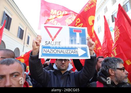 Hunderte ehemalige Ilva-Arbeiter aus Taranto protestieren am 10. September 2019 auf der Piazza Santi Apostoli in Rom, Italien. Ziel ist es, vor dem 20. Dezember, dem Tag der nächsten Gerichtsverhandlung in Mailand, eine Einigung mit Arcelor Mittal zu erzielen. (Foto von Andrea Pirri/NurPhoto) Stockfoto