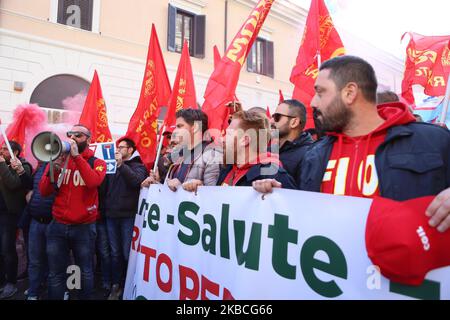 Hunderte ehemalige Ilva-Arbeiter aus Taranto protestieren am 10. September 2019 auf der Piazza Santi Apostoli in Rom, Italien. Ziel ist es, vor dem 20. Dezember, dem Tag der nächsten Gerichtsverhandlung in Mailand, eine Einigung mit Arcelor Mittal zu erzielen. (Foto von Andrea Pirri/NurPhoto) Stockfoto