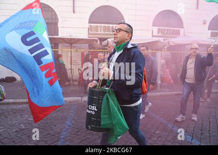 Hunderte ehemalige Ilva-Arbeiter aus Taranto protestieren am 10. September 2019 auf der Piazza Santi Apostoli in Rom, Italien. Ziel ist es, vor dem 20. Dezember, dem Tag der nächsten Gerichtsverhandlung in Mailand, eine Einigung mit Arcelor Mittal zu erzielen. (Foto von Andrea Pirri/NurPhoto) Stockfoto