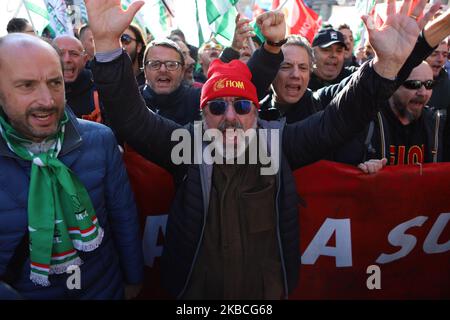 Hunderte ehemalige Ilva-Arbeiter aus Taranto protestieren am 10. September 2019 auf der Piazza Santi Apostoli in Rom, Italien. Ziel ist es, vor dem 20. Dezember, dem Tag der nächsten Gerichtsverhandlung in Mailand, eine Einigung mit Arcelor Mittal zu erzielen. (Foto von Andrea Pirri/NurPhoto) Stockfoto