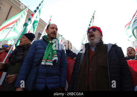 Hunderte ehemalige Ilva-Arbeiter aus Taranto protestieren am 10. September 2019 auf der Piazza Santi Apostoli in Rom, Italien. Ziel ist es, vor dem 20. Dezember, dem Tag der nächsten Gerichtsverhandlung in Mailand, eine Einigung mit Arcelor Mittal zu erzielen. (Foto von Andrea Pirri/NurPhoto) Stockfoto