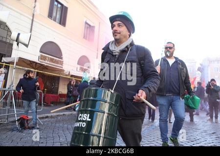 Hunderte ehemalige Ilva-Arbeiter aus Taranto protestieren am 10. September 2019 auf der Piazza Santi Apostoli in Rom, Italien. Ziel ist es, vor dem 20. Dezember, dem Tag der nächsten Gerichtsverhandlung in Mailand, eine Einigung mit Arcelor Mittal zu erzielen. (Foto von Andrea Pirri/NurPhoto) Stockfoto