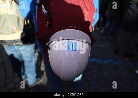 Hunderte ehemalige Ilva-Arbeiter aus Taranto protestieren am 10. September 2019 auf der Piazza Santi Apostoli in Rom, Italien. Ziel ist es, vor dem 20. Dezember, dem Tag der nächsten Gerichtsverhandlung in Mailand, eine Einigung mit Arcelor Mittal zu erzielen. (Foto von Andrea Pirri/NurPhoto) Stockfoto