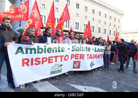 Hunderte ehemalige Ilva-Arbeiter aus Taranto protestieren am 10. September 2019 auf der Piazza Santi Apostoli in Rom, Italien. Ziel ist es, vor dem 20. Dezember, dem Tag der nächsten Gerichtsverhandlung in Mailand, eine Einigung mit Arcelor Mittal zu erzielen. (Foto von Andrea Pirri/NurPhoto) Stockfoto