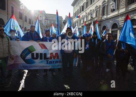 Hunderte von Ilva-Arbeitern aus Taranto protestieren am 10. Dezember auf der Piazza Santi Apostoli in Rom, Italien, 2019.die Beschäftigten der Metallarbeitergewerkschaft FIOM schlossen sich gegen die Industriekrise und die Schließung von Fabriken anderen Arbeitern und Gewerkschaften aus allen Sektoren Italiens an, als die italienische Regierung einen neuen Plan mit dem weltgrößten Stahlhersteller ArcelorMittal aushandelt, um das Stahlwerk Taranto zu retten. (Foto von Christian Minelli/NurPhoto) Stockfoto