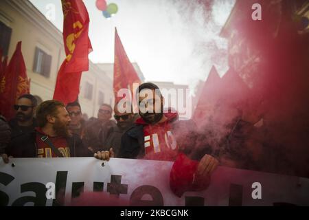 Hunderte von Ilva-Arbeitern aus Taranto protestieren am 10. Dezember auf der Piazza Santi Apostoli in Rom, Italien, 2019.die Beschäftigten der Metallarbeitergewerkschaft FIOM schlossen sich gegen die Industriekrise und die Schließung von Fabriken anderen Arbeitern und Gewerkschaften aus allen Sektoren Italiens an, als die italienische Regierung einen neuen Plan mit dem weltgrößten Stahlhersteller ArcelorMittal aushandelt, um das Stahlwerk Taranto zu retten. (Foto von Christian Minelli/NurPhoto) Stockfoto