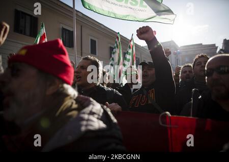 Hunderte von Ilva-Arbeitern aus Taranto protestieren am 10. Dezember auf der Piazza Santi Apostoli in Rom, Italien, 2019.die Beschäftigten der Metallarbeitergewerkschaft FIOM schlossen sich gegen die Industriekrise und die Schließung von Fabriken anderen Arbeitern und Gewerkschaften aus allen Sektoren Italiens an, als die italienische Regierung einen neuen Plan mit dem weltgrößten Stahlhersteller ArcelorMittal aushandelt, um das Stahlwerk Taranto zu retten. (Foto von Christian Minelli/NurPhoto) Stockfoto